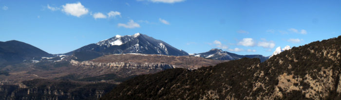 Al acabar la via gaudim d'una bona panoràmica sobre la Gallina Pelada i el Pedra